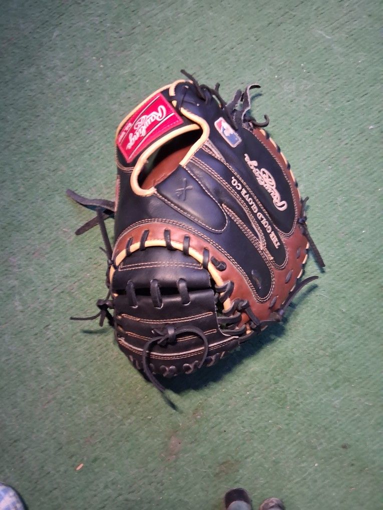 RAWLINGS CATCHER GLOVE. 33"