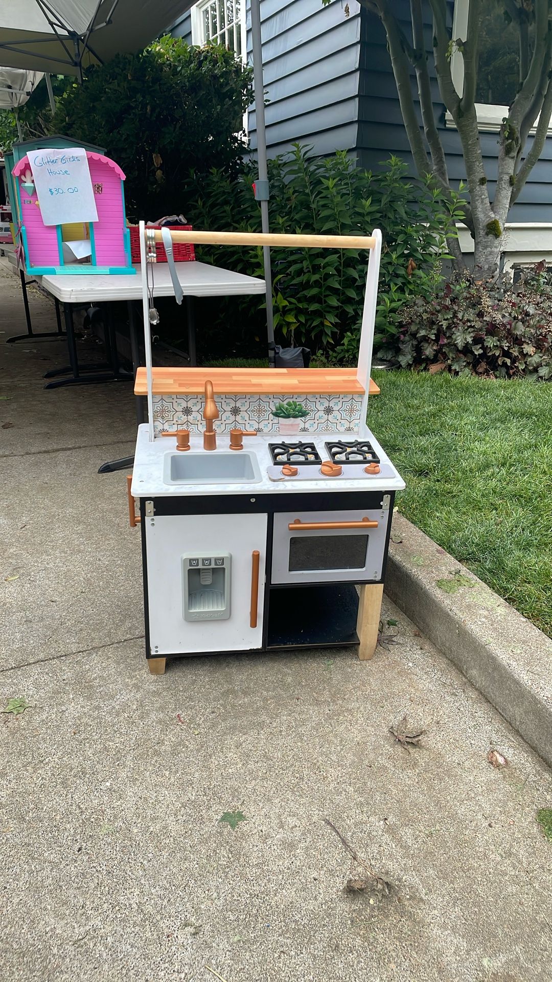 Kid’s Play kitchen 