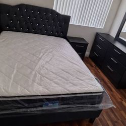 Bedroom Set (Mattress not Included) 🚚