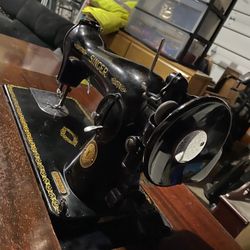 Singer 1951 Vintage Sewing Machine With Table