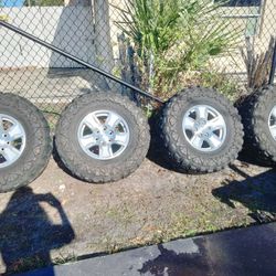 07-14 CHEVY SILVERADO 35X12.50/17 WHEELS AND TIRES 
