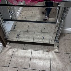 Mirror Dresser 50$ Mirror Broke In One Drawer