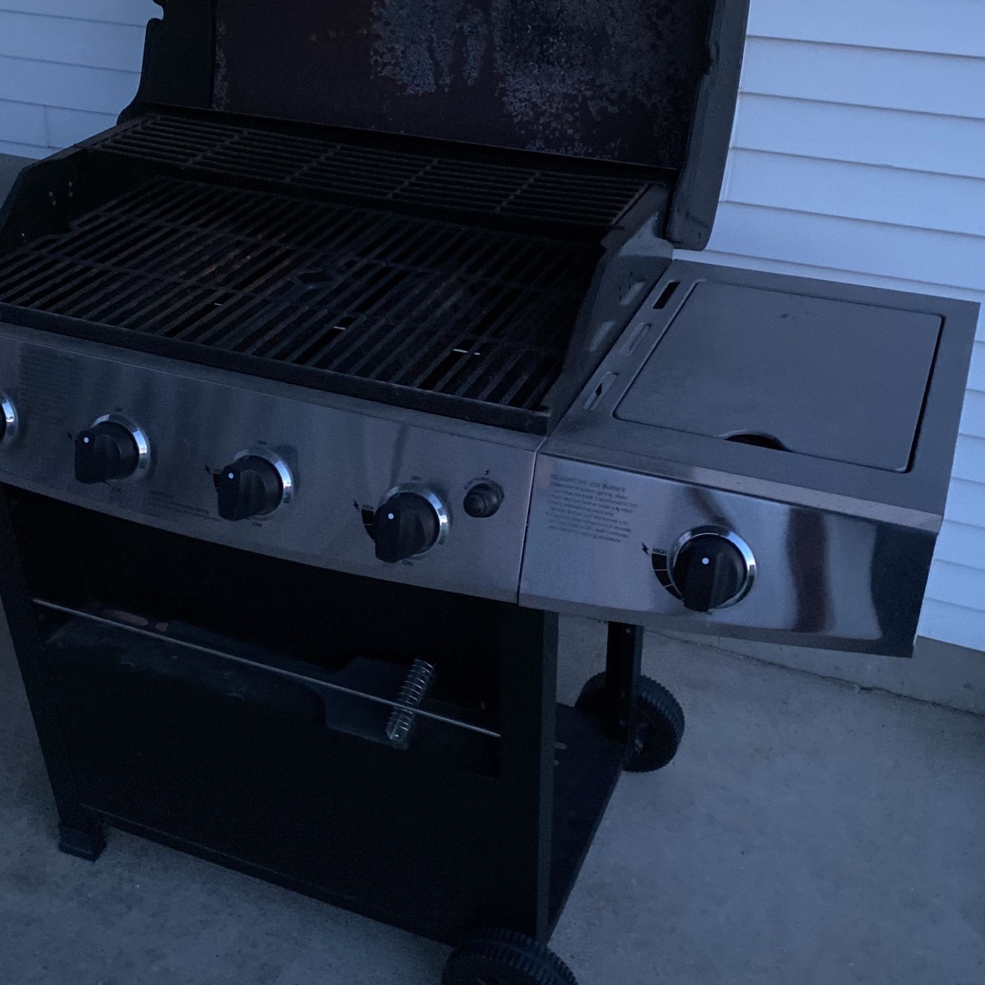 grill gas propane stainless by Savor Pro with temperature gauge and
