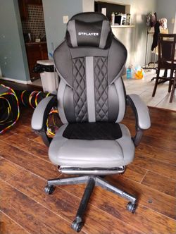 BRAND NEW GAMING CHAIR
