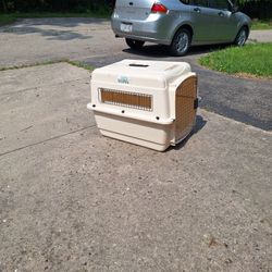 Sturdy Pet Carrier with Metal Door and Handle