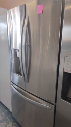Like new beautiful LG stainless steel refrigerator