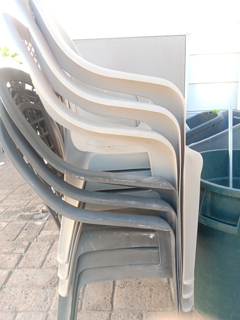 Plastic chairs, good condition, 6 of them For $20