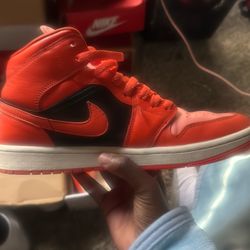 Women’s Air Jordan 1 Mid SE