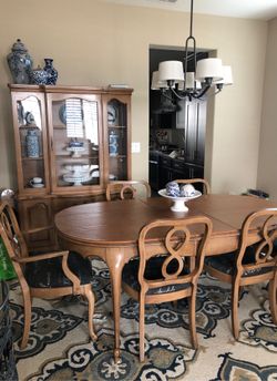 Thomasville Vintage French Provincial Dinning Set and Hutch