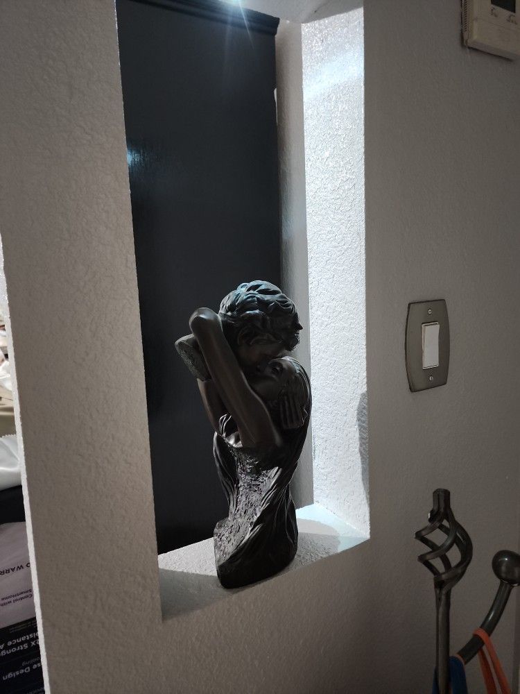 La Anina Vintage Man Woman Kissing Statue