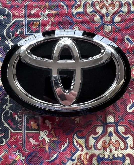 Toyota Sienna 2018 2019 2020 Front Grille Emblem Logo Radar Compatible