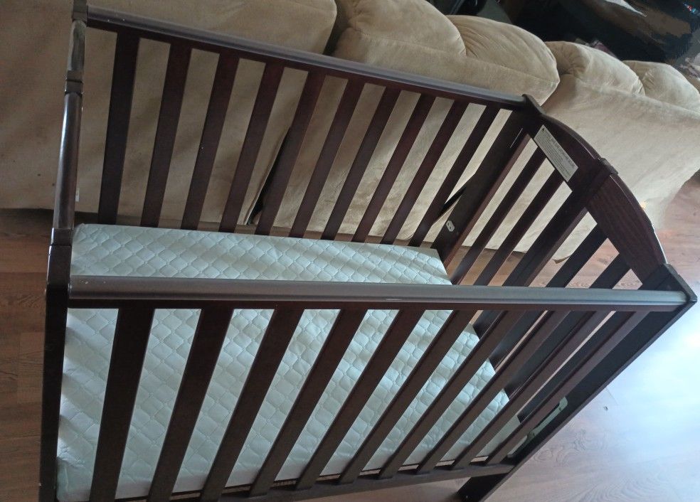 Dream On Me Portable Folding Crib in Espresso