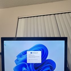 Dell 27” All-in-One Touchscreen – i7, 8GB RAM, 128GB SSD, Windows 11 Pro