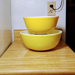 Vintage ( 1960's ) Pyrex Nesting Mixing bowls Original Yellow.