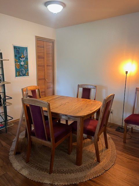 Beautiful Oak Dining Table w/ 6 Chairs Included