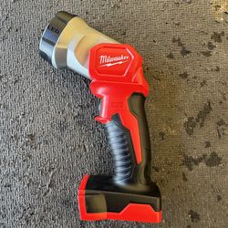 Milwaukee M18 18-Volt Lithium-Ion Cordless 100 Lumens LED Flashlight (Tool-Only)