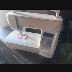 For Sale: Janome Skyline S5 Computerized Sewing Machine – Excellent Condition!