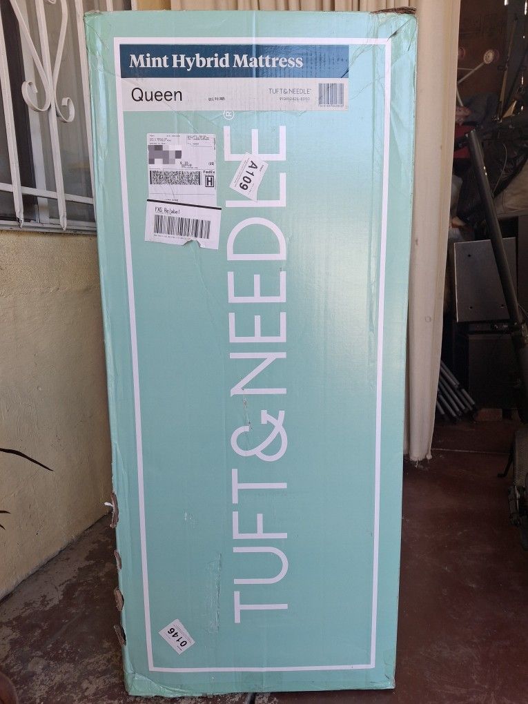Tuft & Needle Mint Hybrid Mattress (QUEEN size)