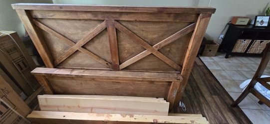 Bedframe  - solid wood - queen size