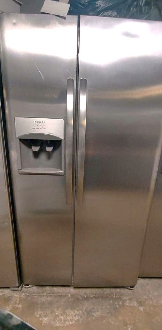 New Frigidaire 26 Cu Ft Side by Side Fridge