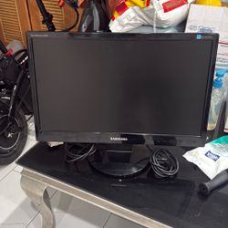 Samsung SyncMaster 2243 – 22” LCD Monitor (Works Great)