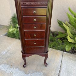 Selling this 6 drawer two side compartment jewelry box