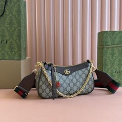 Classic retro-style shoulder bag