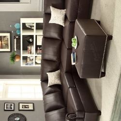 Sectional (Ottoman Not Included )/// Financing Available 