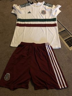 Playera y short de niño.
