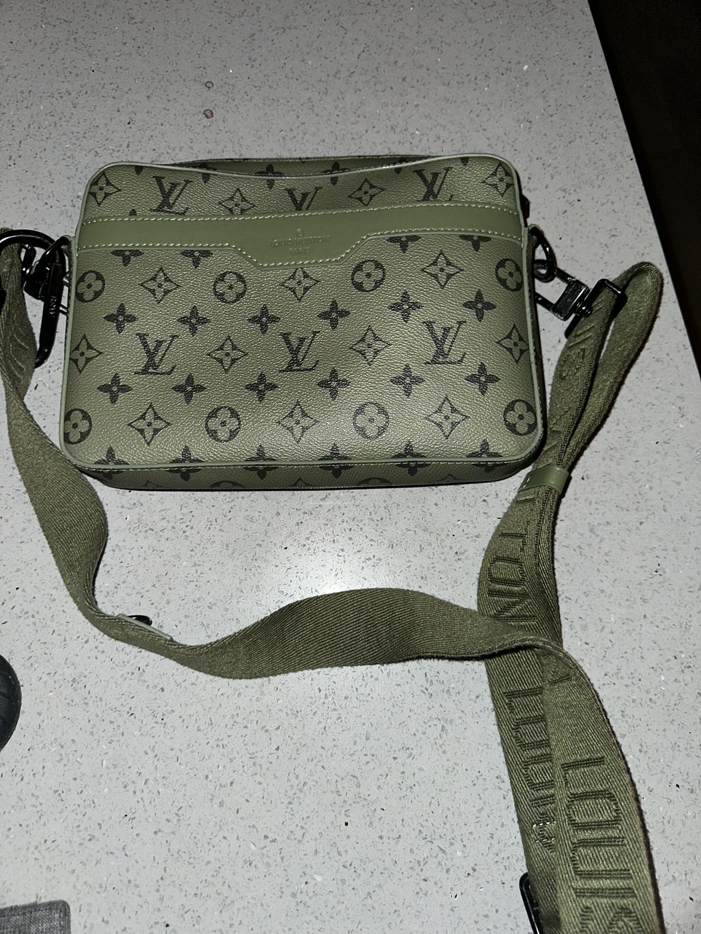 Louis Vuitton Monogram Unisex Street Style Logo