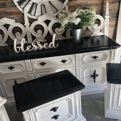 Beautiful Farmhouse Style King Bedroom Set 