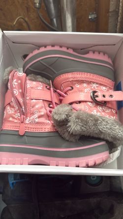 NEW TODDLER SIZE 9 snow boots