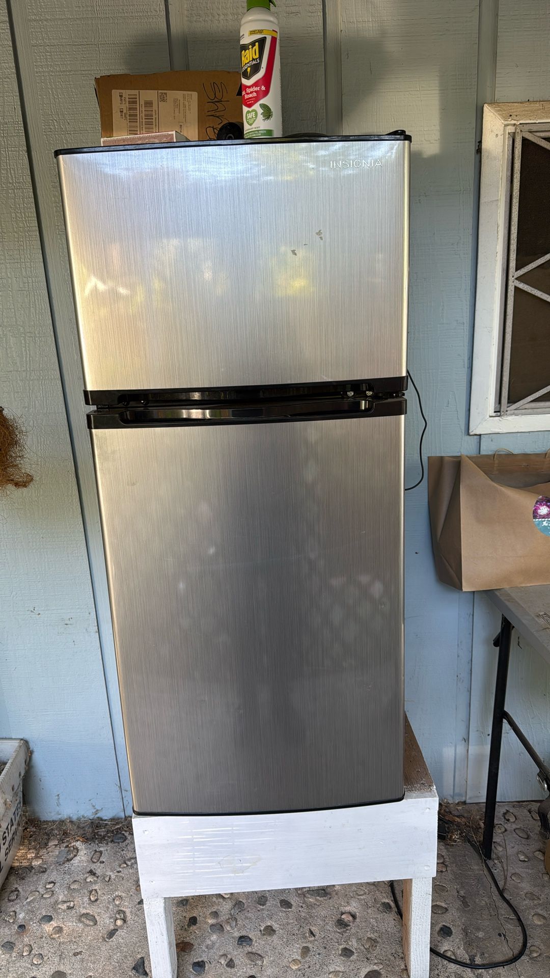 Insignia Mini Fridge/freezer