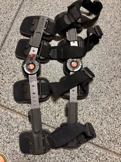 Adjustable knee brace