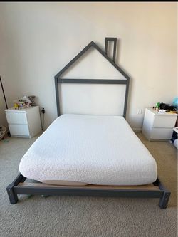 Kids House-Shaped Bed Frame with Mattress and 2 nightstands