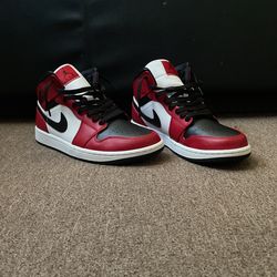 2020 Air Jordan 1 Mid ‘Chicago Black Toe’
