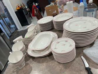 A complete set consisting of 63 pieces