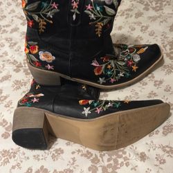 Women’s Boots Size 81/2
