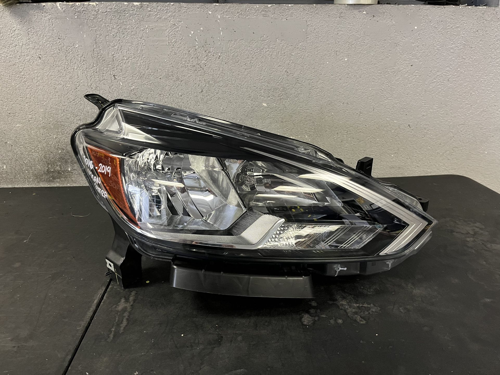 2016-2017-2018-2019 NISSAN SENTRA RIGHT HEADLIGHT OEM USED