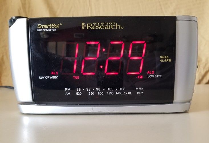 Emerson Research Smart Set Time Projector Alarm Clock AM/FM Radio Works