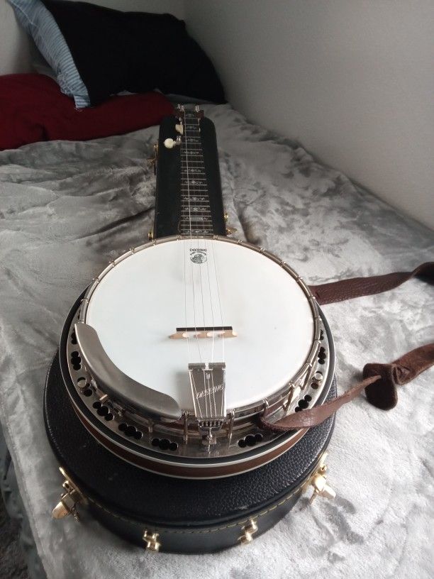 Deering Banjo Sierra With Hard Case