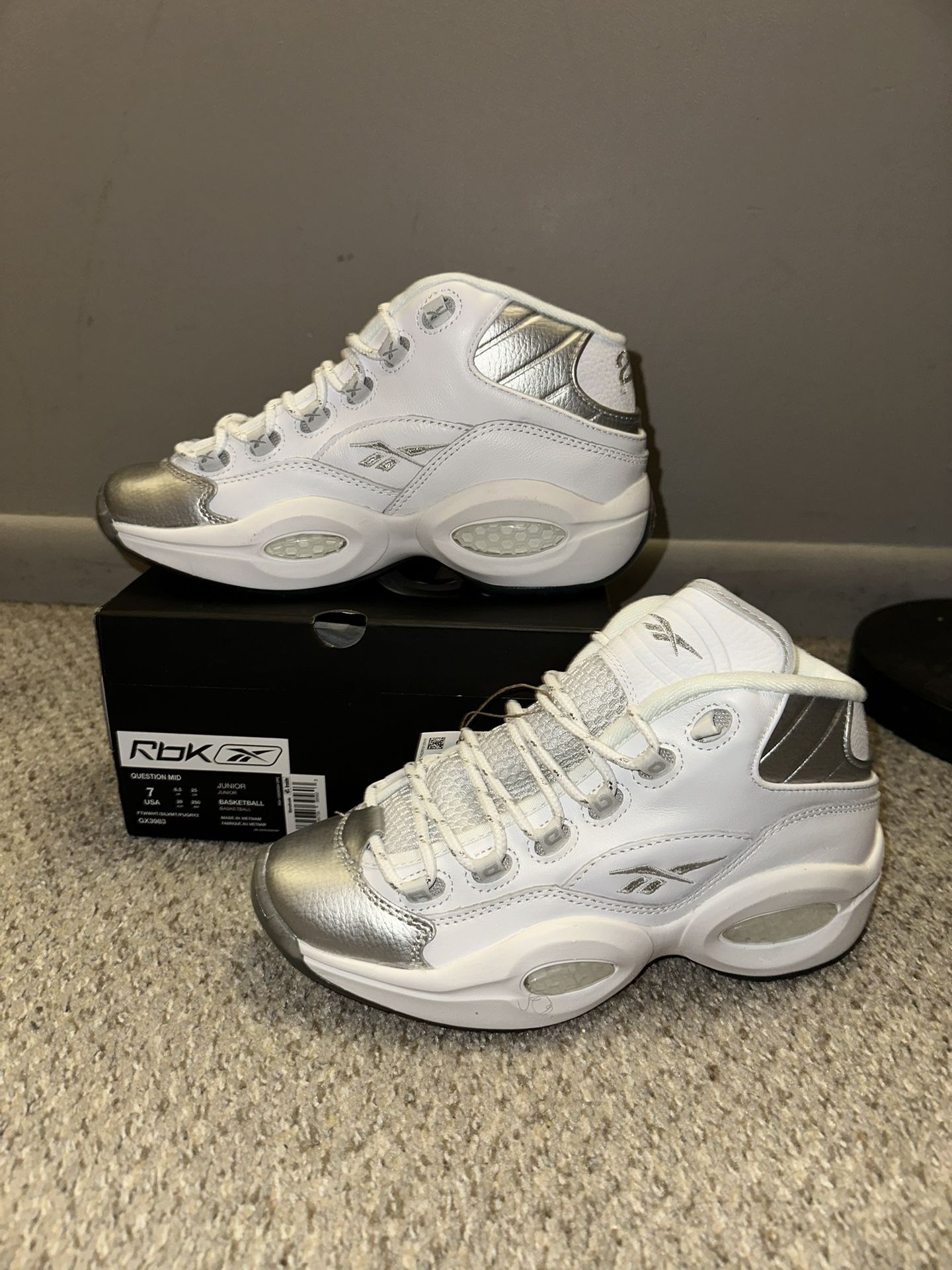 Reebok Junior Basketball Sneakers Size 7.