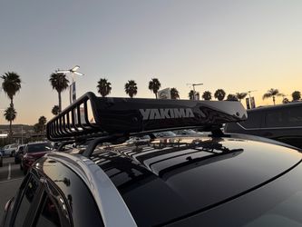 YAKIMA —LoadWarrior Medium Sized Cargo Basket and Locking Bracket (2).