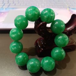 Beautiful Jade Jadeite Green Bracelet 20mm Beads. 