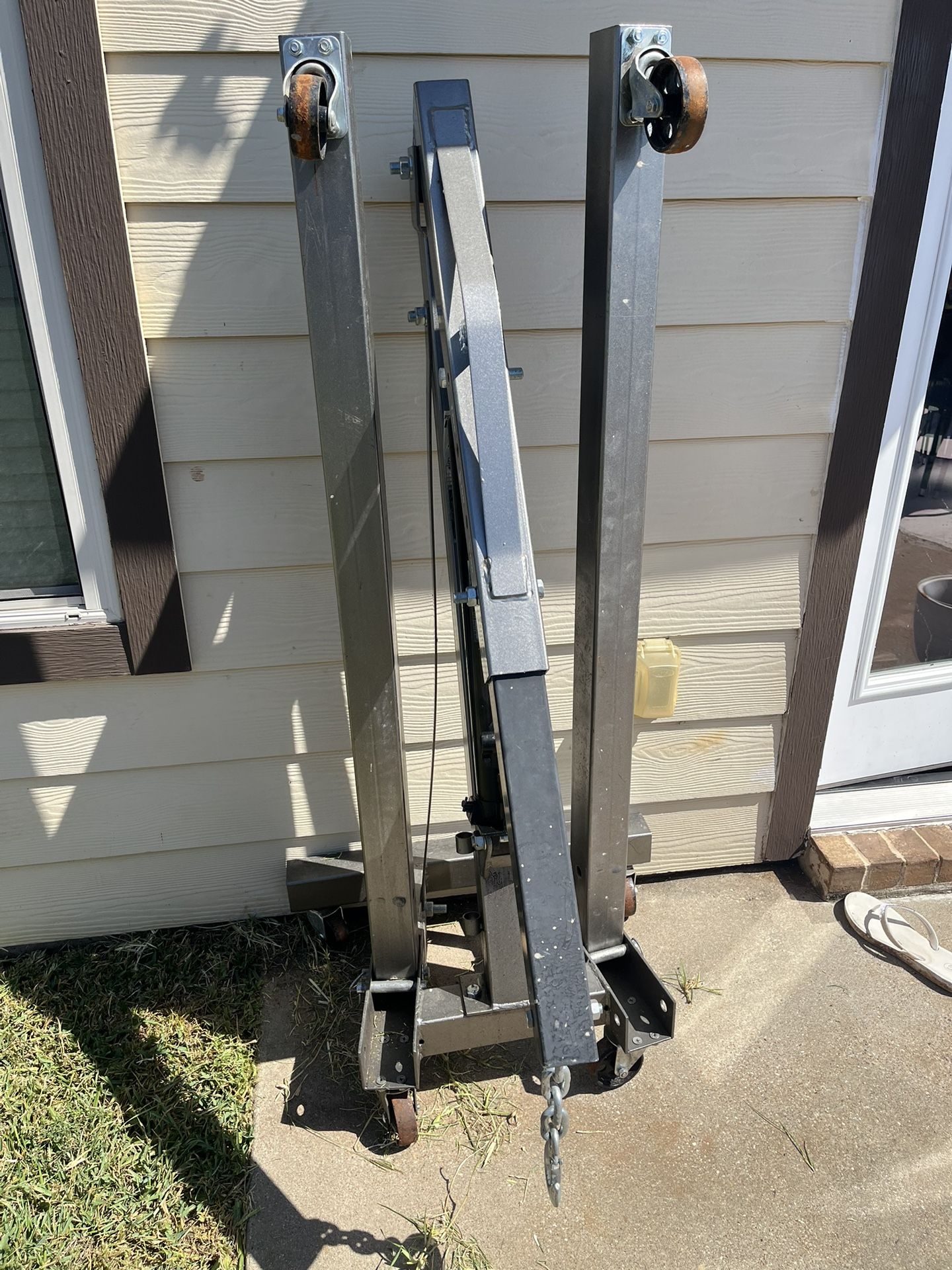 Pittsburgh Automotive 1-Ton Capacity Foldable Shop Crane.