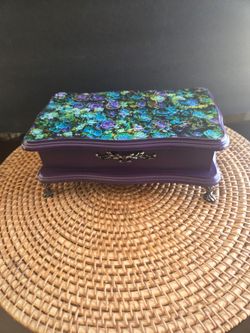 Cute jewelry box. In excellent condition