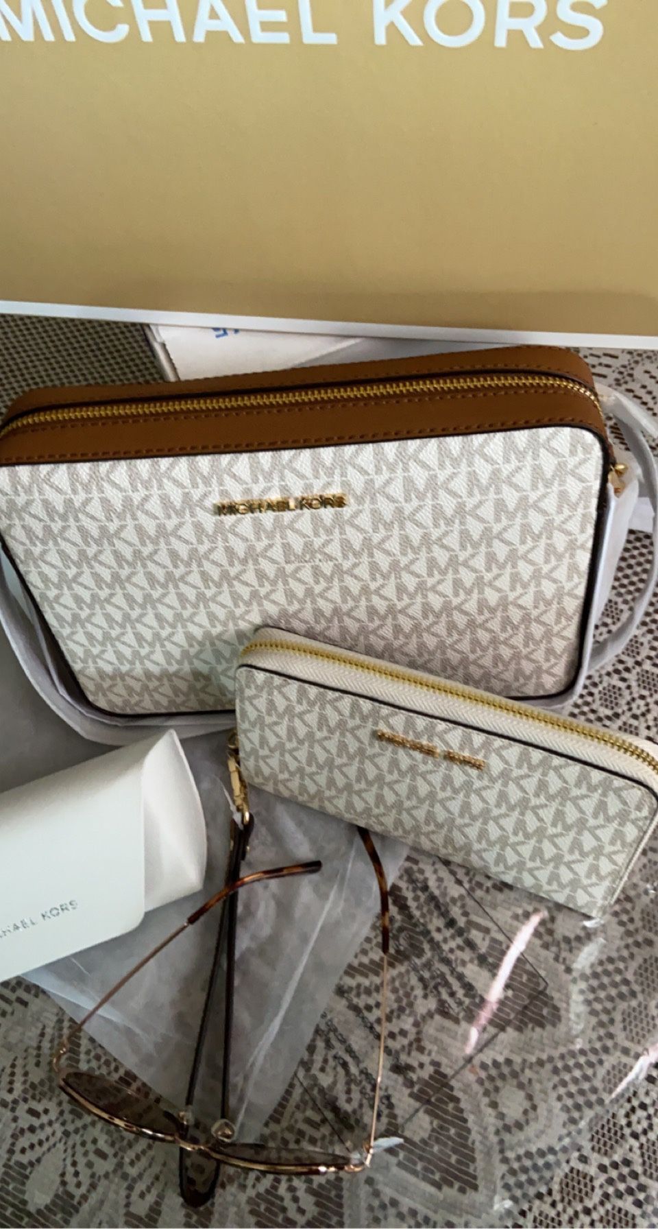 New!!!! Michael Kors Crossbody, Wallet And Glasses