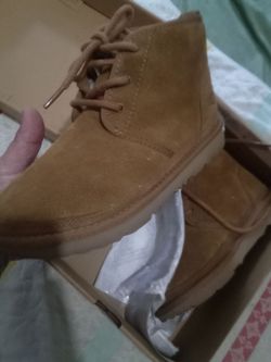 Chestnut uggs size 2 y