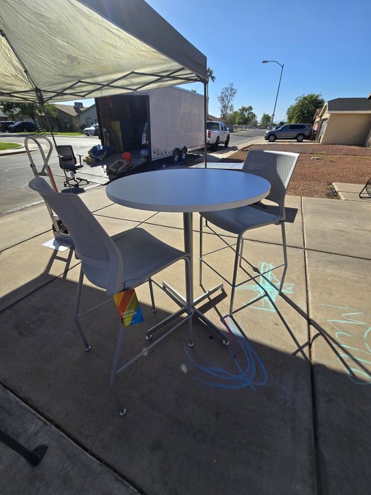 Table With 2 Bar Stools
