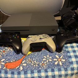 Xbox One S 500GB – MINT – 3 Controllers + Charging Dock – $170